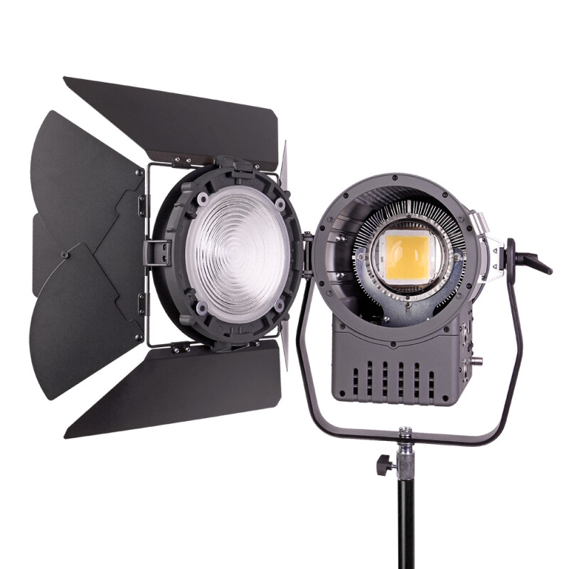 GreenBean Fresnel 300 LED X3 DMX светодиодный осветитель