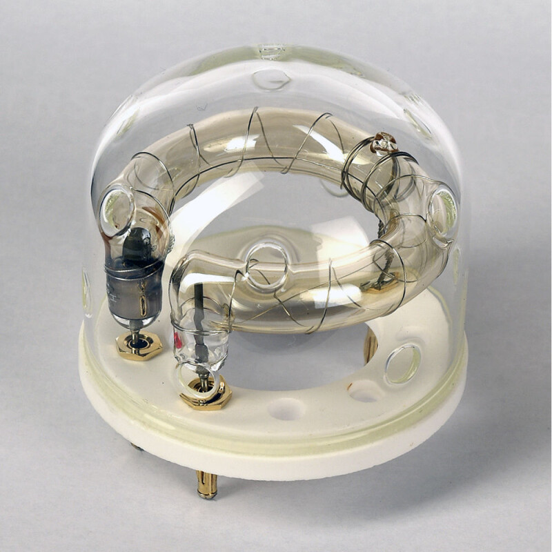 HENSEL 40101131 импульсная лампа с встроенным колпаком