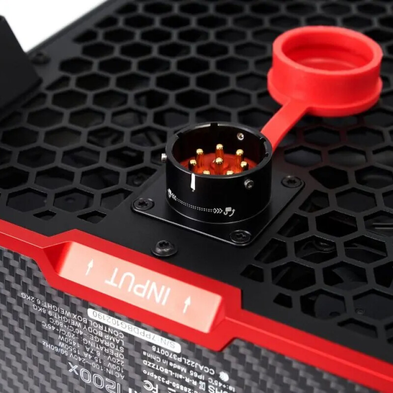 Aputure STORM 1200X осветитель