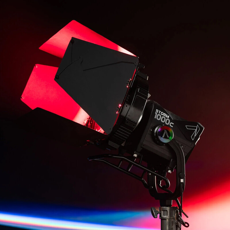 Aputure STORM 1000c осветитель