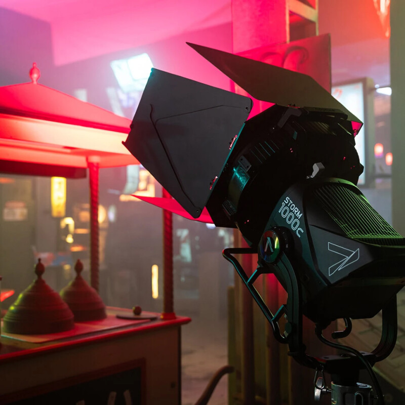 Aputure STORM 1000c осветитель